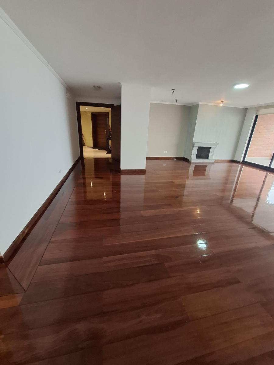 Vendo Departamento con Vista y Balcón Amplio - Sector González Suárez — imagen 6