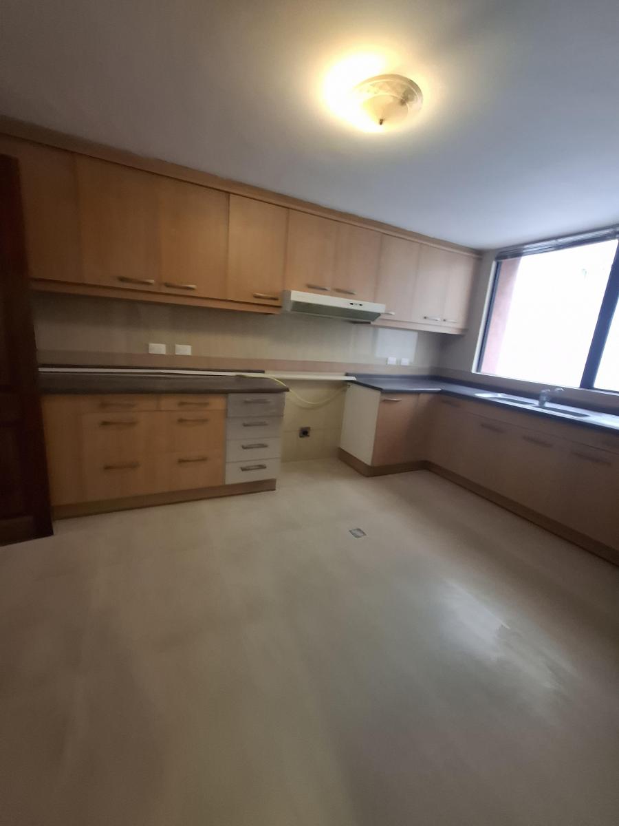 Vendo Departamento con Vista y Balcón Amplio - Sector González Suárez — imagen 5