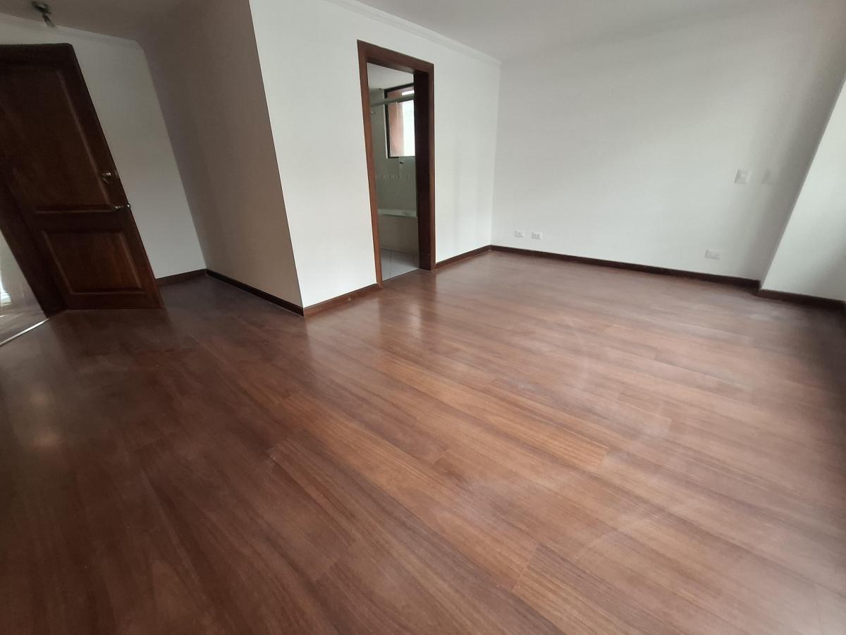 Vendo Departamento con Vista y Balcón Amplio - Sector González Suárez — imagen 3