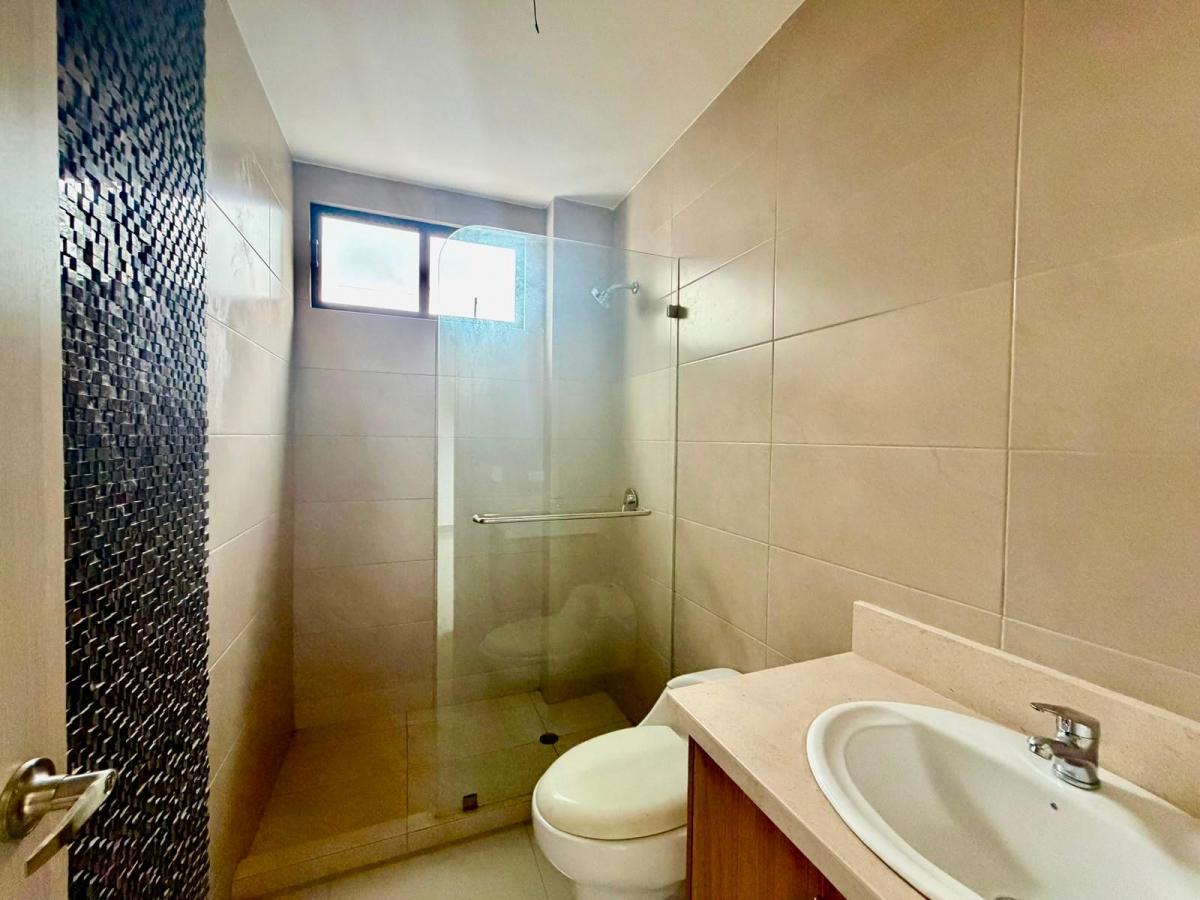 Departamento Planta Baja a Pocos Pasos del Liceo Panamericano, Guayas — imagen 4