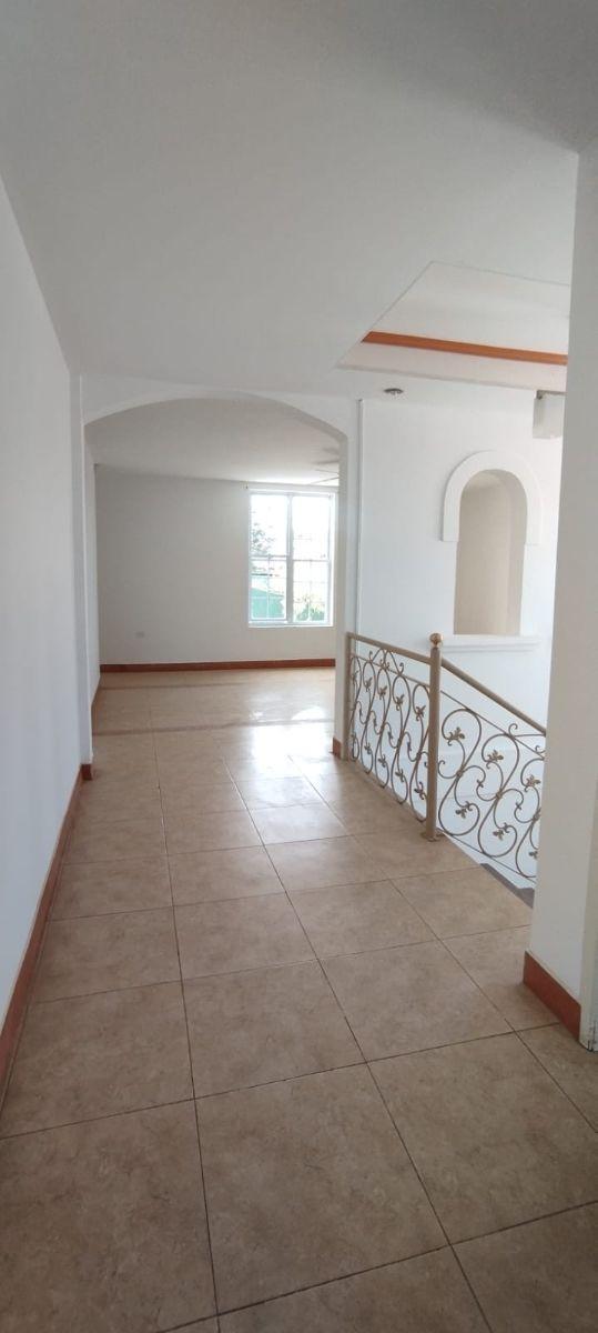 Casa Independiente 4 Dorm. con Piscina Tumbaco — imagen 3