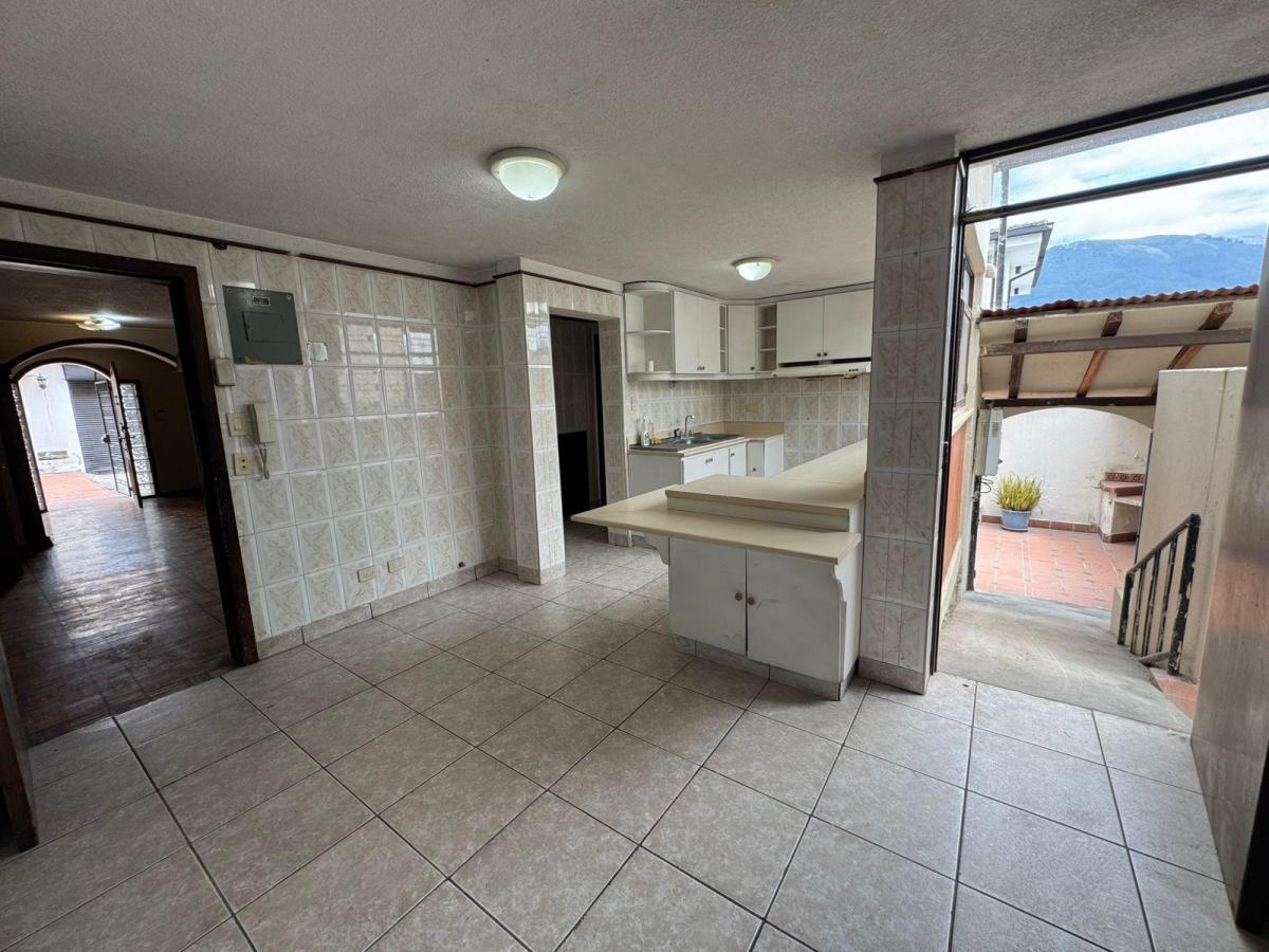 En Venta Casa Independiente de 6 Dorm. en Iñaquito Cerca Al Quicentro — imagen 4