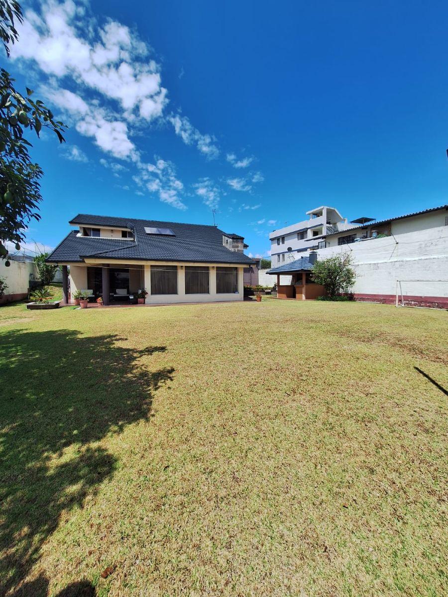 Venta de Amplia Casa Remodelada con Jardín, Bbq y Dormitorio en Planta Baja – Valle de Los Chillos — imagen 5