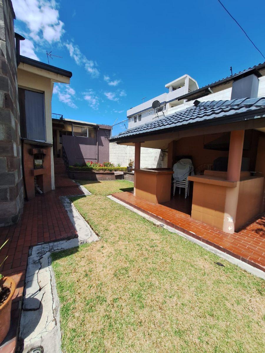 Venta de Amplia Casa Remodelada con Jardín, Bbq y Dormitorio en Planta Baja – Valle de Los Chillos — imagen 4