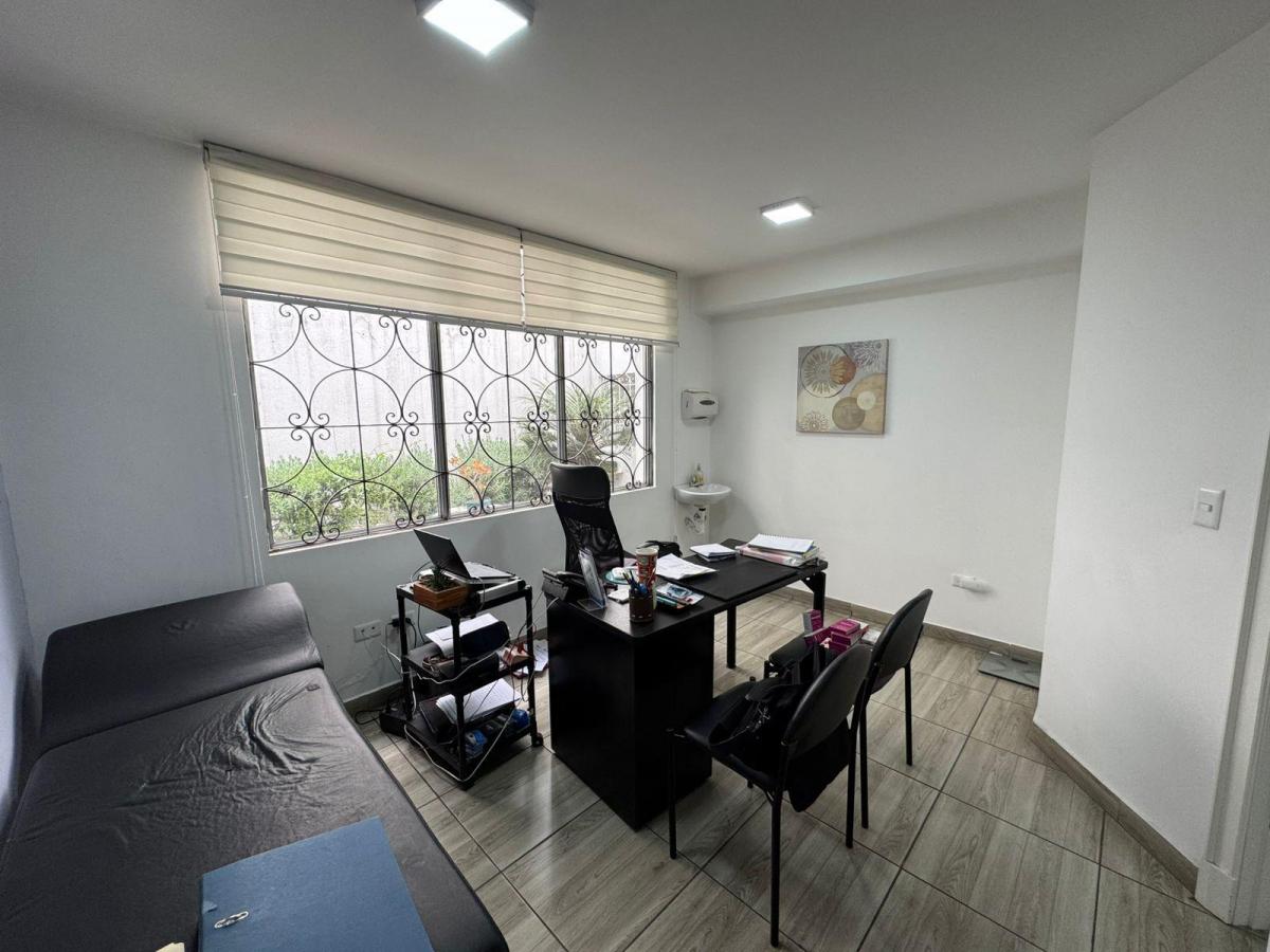 En Venta Casa Independiente/ Oficina - Centro Medico de 5 Ambientes en Iñaquito — imagen 5