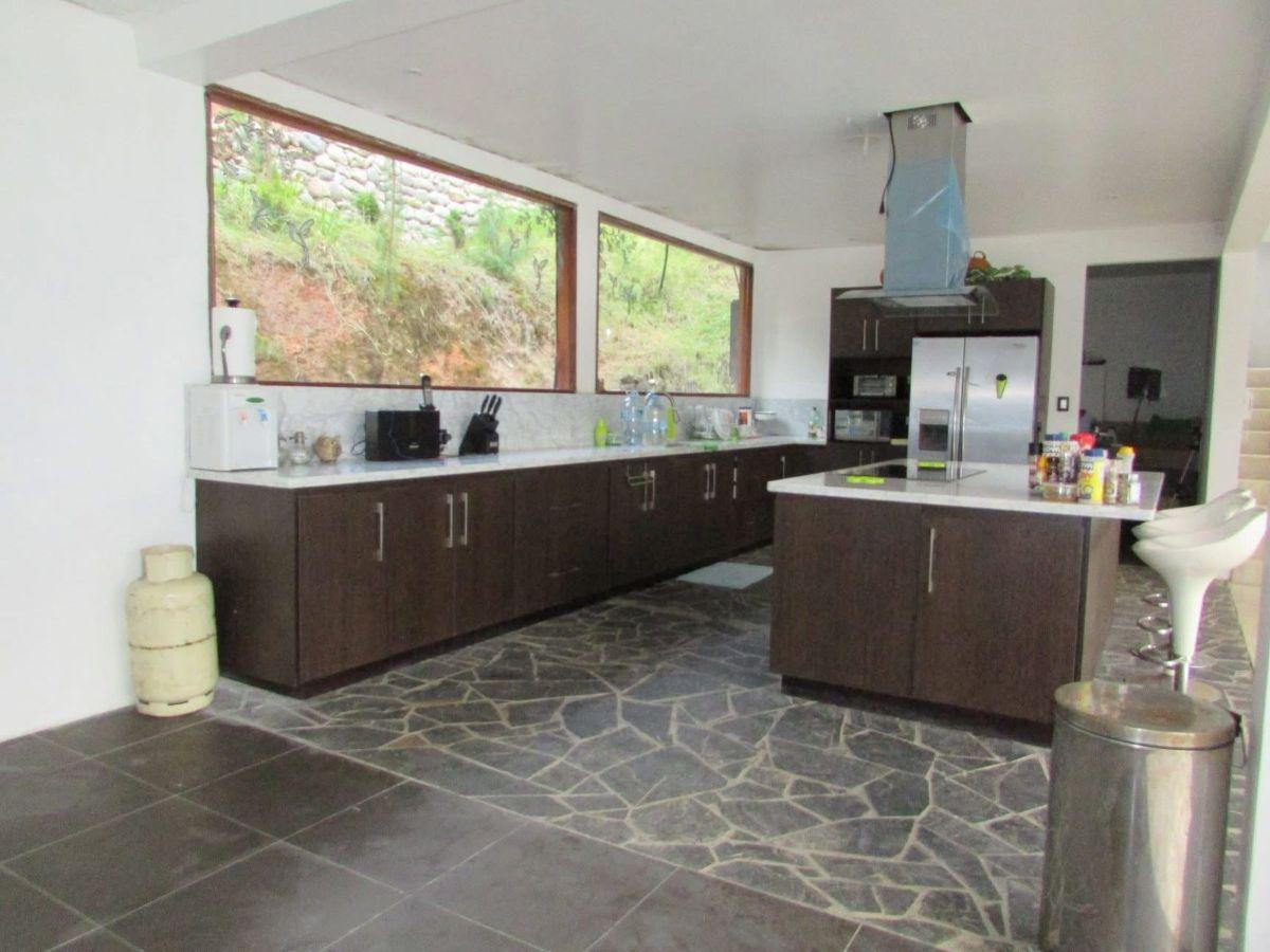 Amplia Propiedad Majestuosa en Exclusiva Urbanización en Tarqui, Azuay — imagen 5