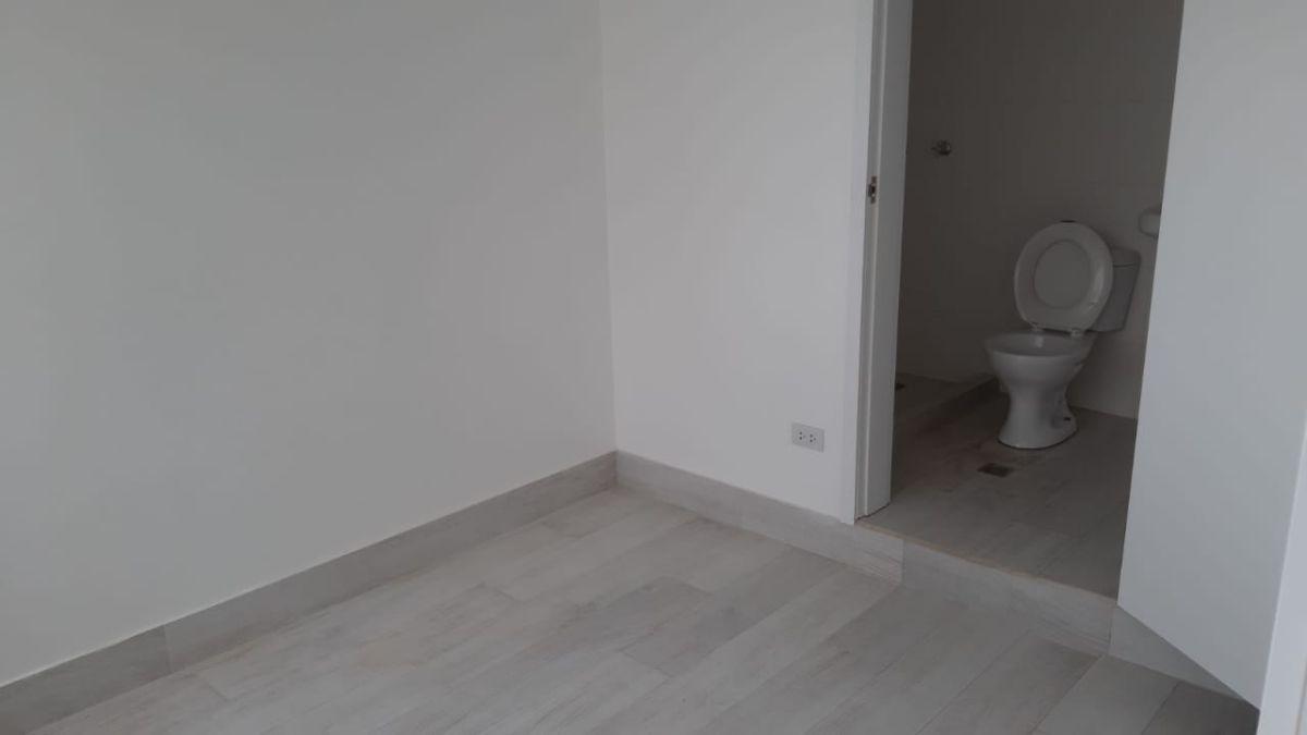 De Venta Hermoso Departamento Remodelado 100% en Sector Gonzalez Suarez — imagen 4