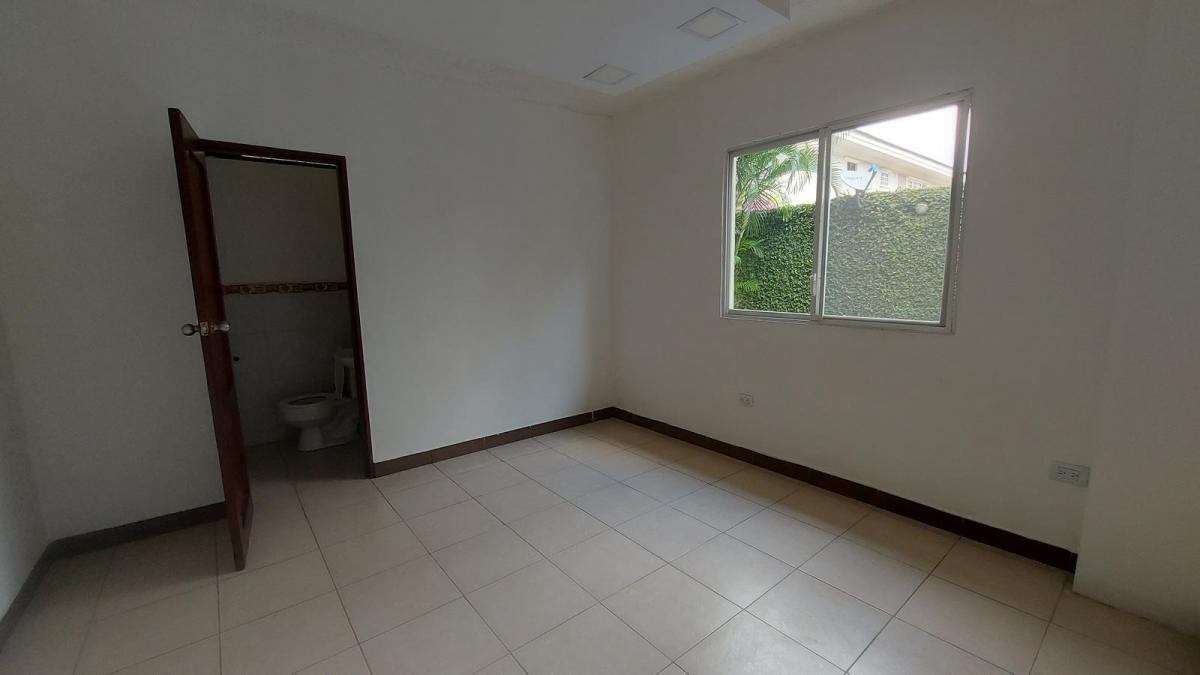 Venta Departamento Planta Baja Tres Dorm. y Piscina, Guayas — imagen 3