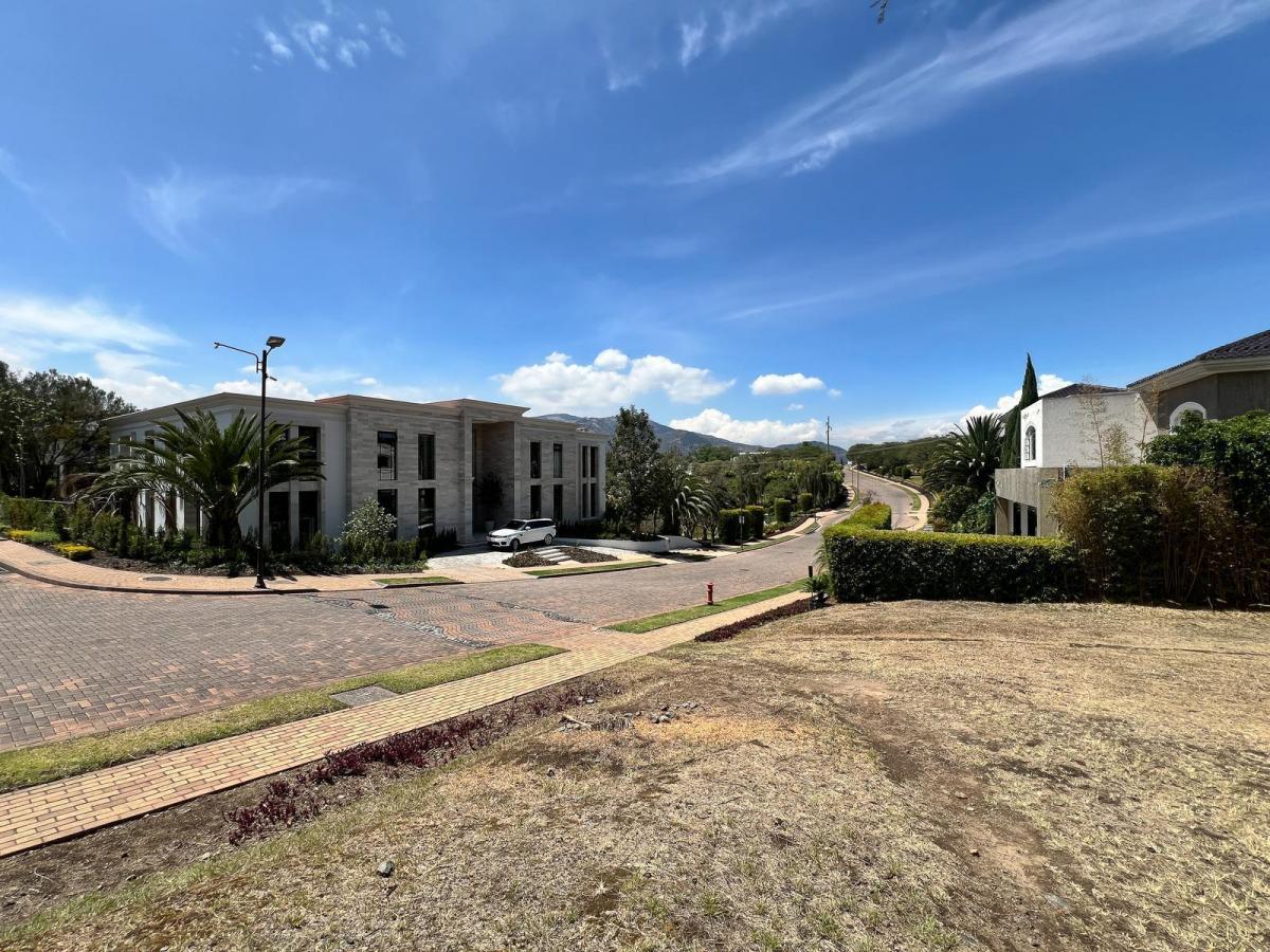 Lindo Terreno de Venta Ubicado en Cumbayá Dentro de La Urbanización Jardines de Santa Inés — imagen 4