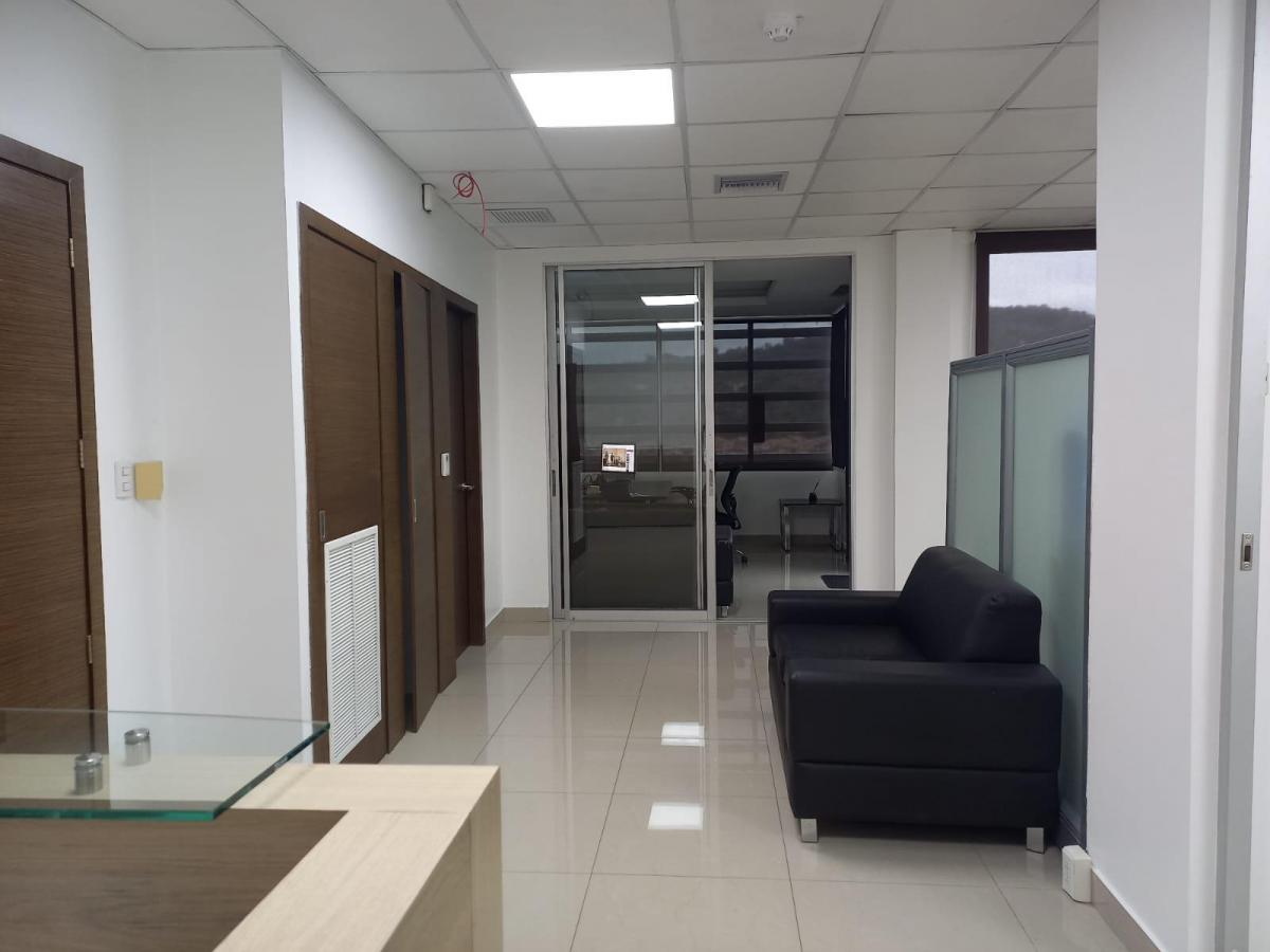 Oficina Esquinera de Venta en El Edificio River Plaza, Terraza y Parqueo, Guayas — imagen 4