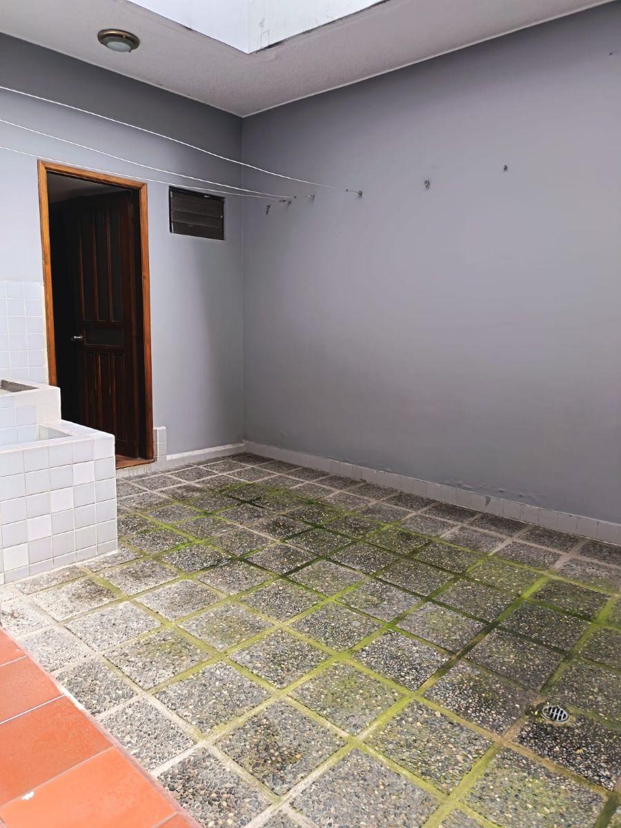 Se Vende Hermosa Casa Re Modelada Mas un Departamento Dentro de La Urbanización El Condado — imagen 5