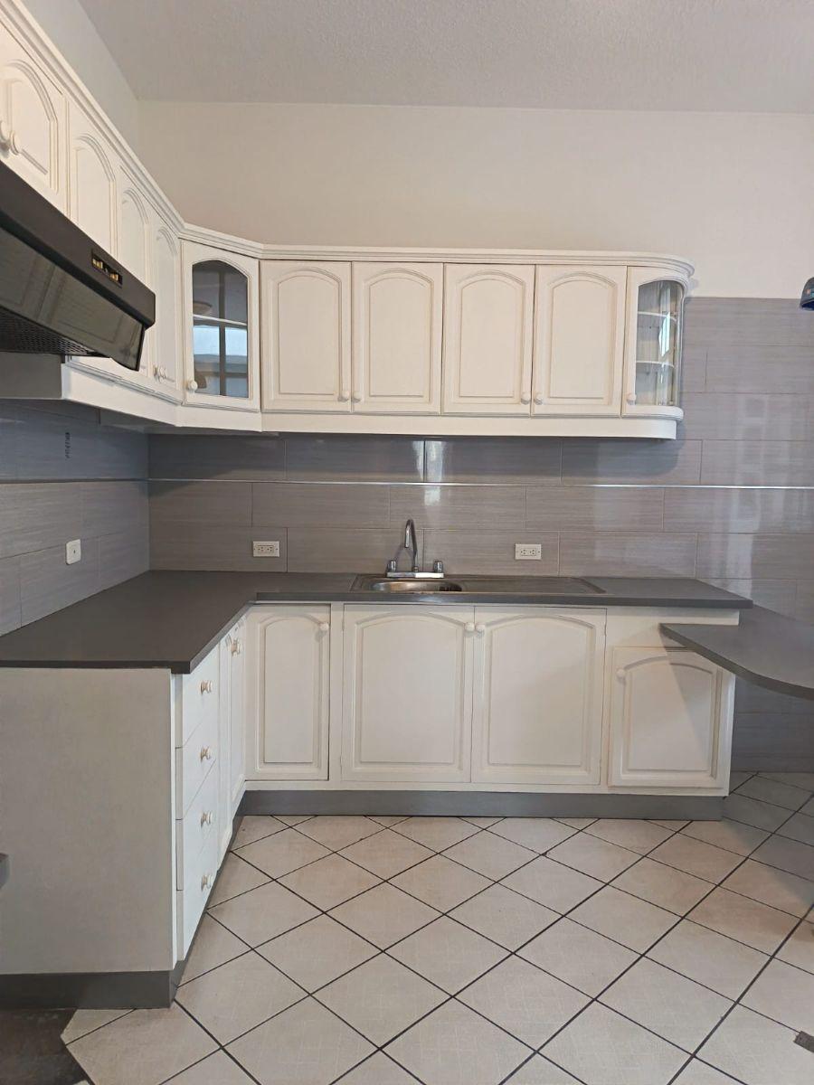 Se Vende Hermosa Casa Re Modelada Mas un Departamento Dentro de La Urbanización El Condado — imagen 4