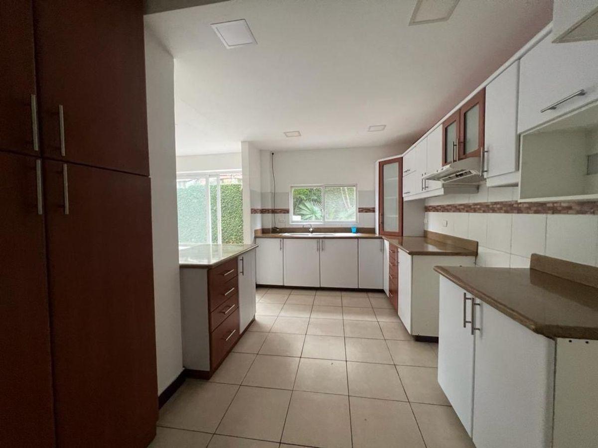 Venta de Departamento de 3 Dorm. con Piscina en Ciudadela Colinas de Los Ceibos (328 M²), Guayas — imagen 5