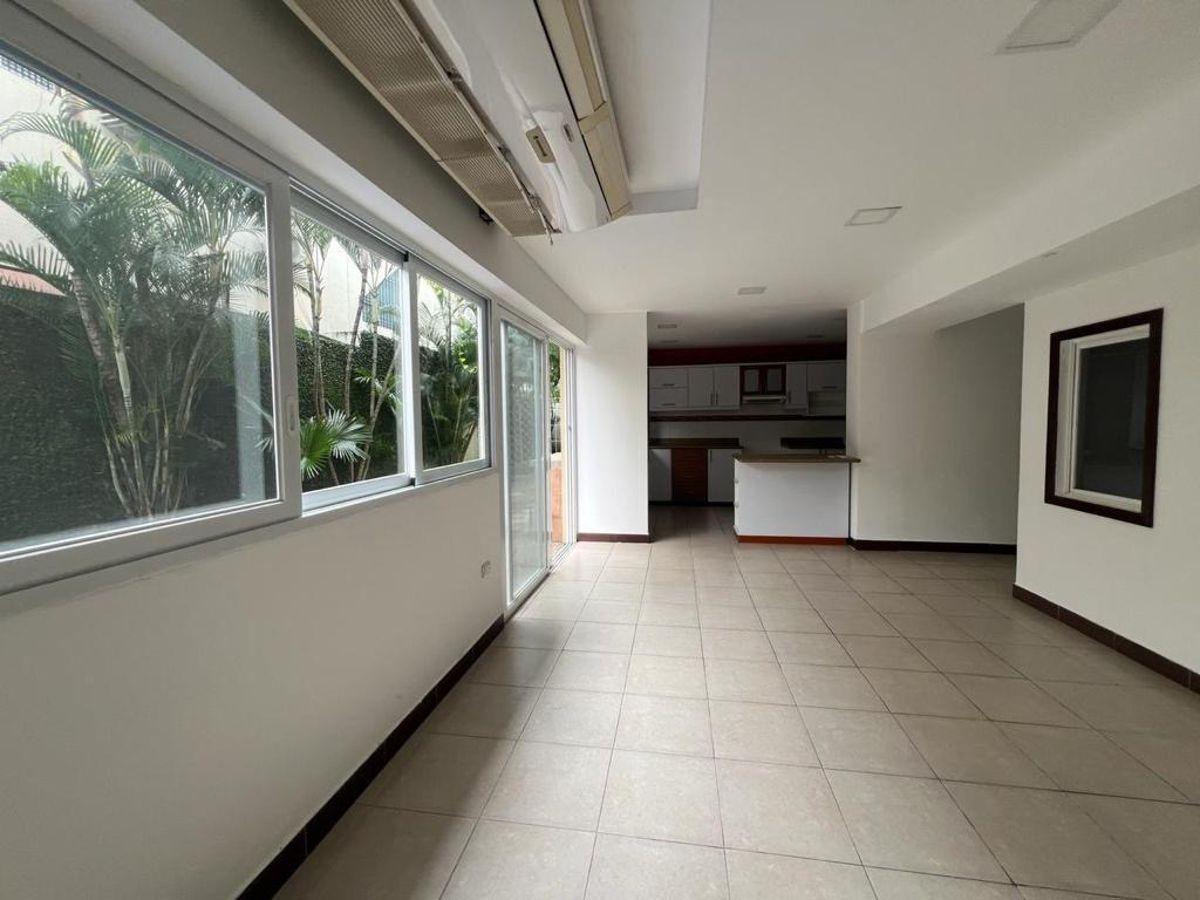 Venta de Departamento de 3 Dorm. con Piscina en Ciudadela Colinas de Los Ceibos (328 M²), Guayas — imagen 3