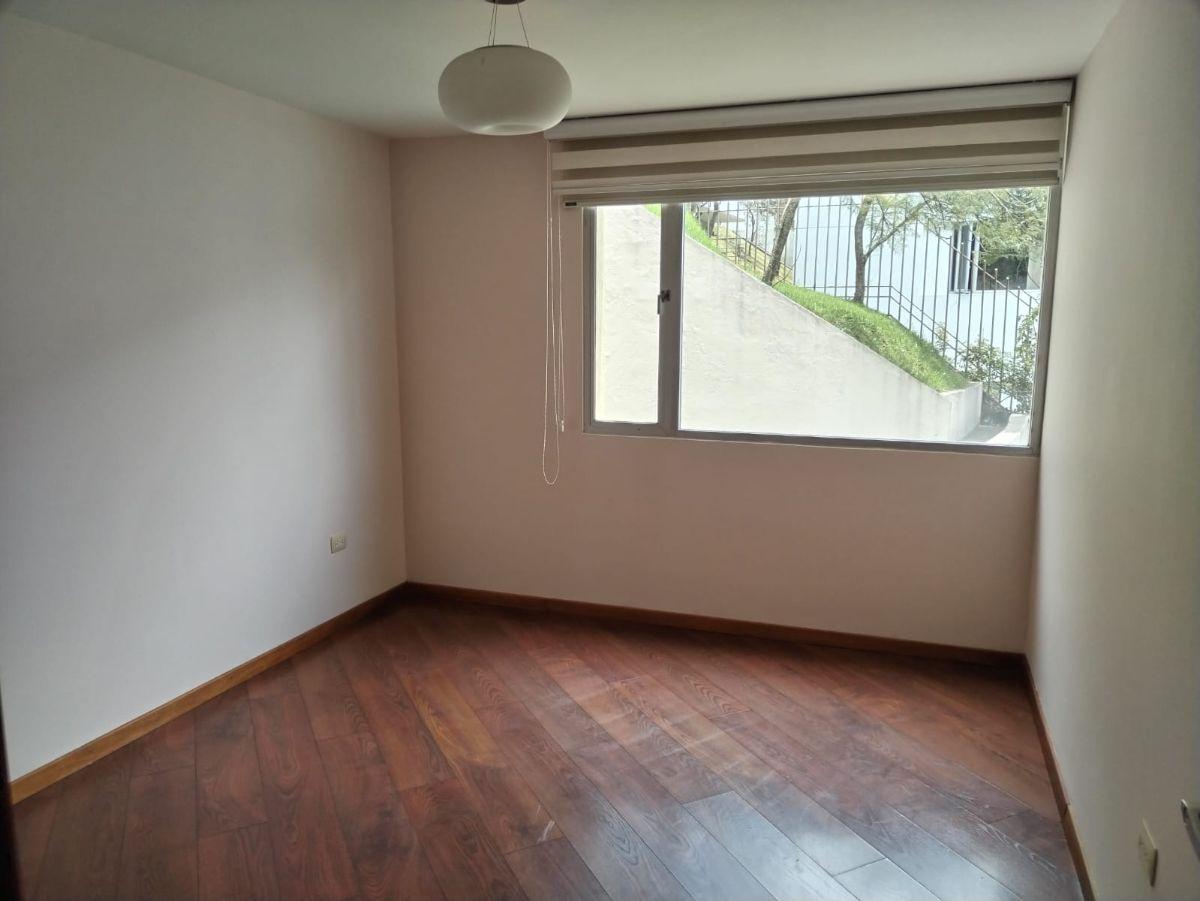 Lomas de Monteserrin Departament 3 Dorm. Venta con Terraza 231 m Totales 2 Parqueos y Bodega — imagen 3