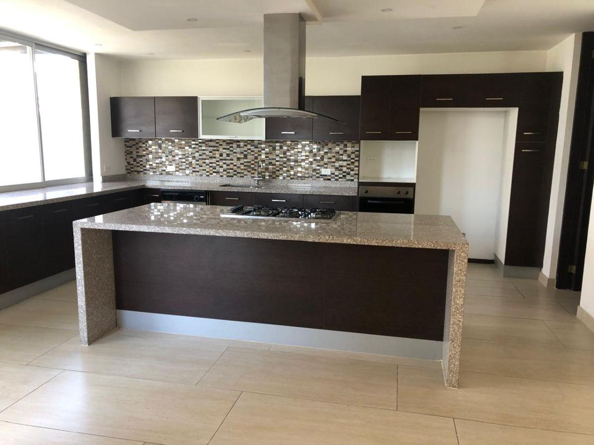 Departamento Duplex con Excelente Ubicación 2 Dorm. en El Centro de Cumbayá — imagen 9
