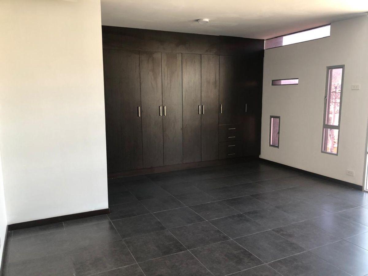 Departamento Duplex con Excelente Ubicación 2 Dorm. en El Centro de Cumbayá — imagen 5