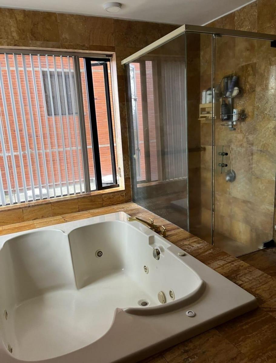 Departamento de Venta en Av González Suárez en El Lujoso Edificio Torre Sol II — imagen 4