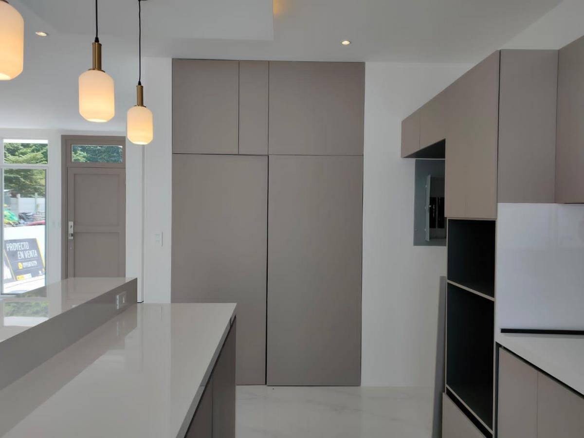 Casa de Venta en La Urbanización Porto Alegre, Vía a La Costa, de Estreno. Guayas — imagen 3