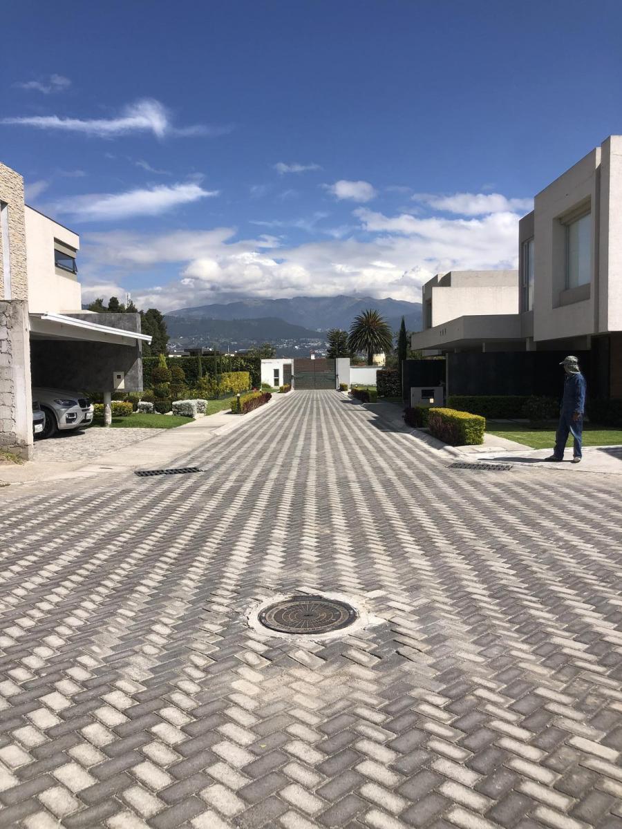 Terreno de Venta en Tumbaco, a Tres Cuadras de La Ruta Viva. Urbanización Cerrada — imagen 3