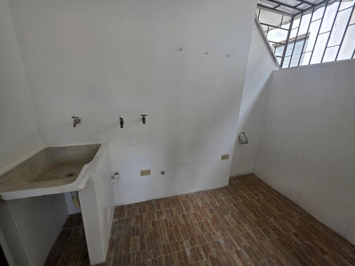 Vendo Departamento Remodelado en Los Ceibos, Parqueo, Guayas — imagen 4