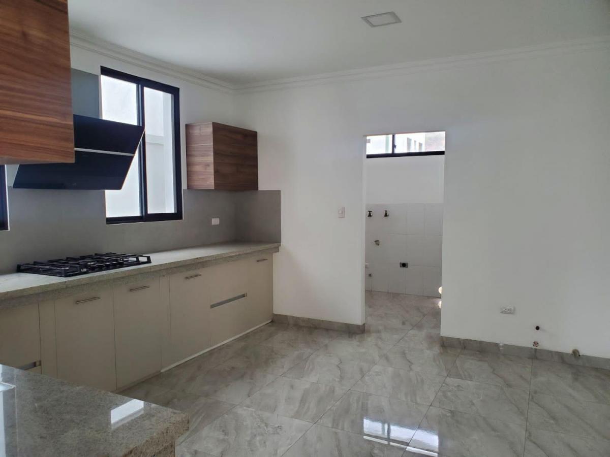 Casa de Venta en La Urbanización Condado de Vicolinci, Diseño Contemporaneo, Guayas — imagen 4