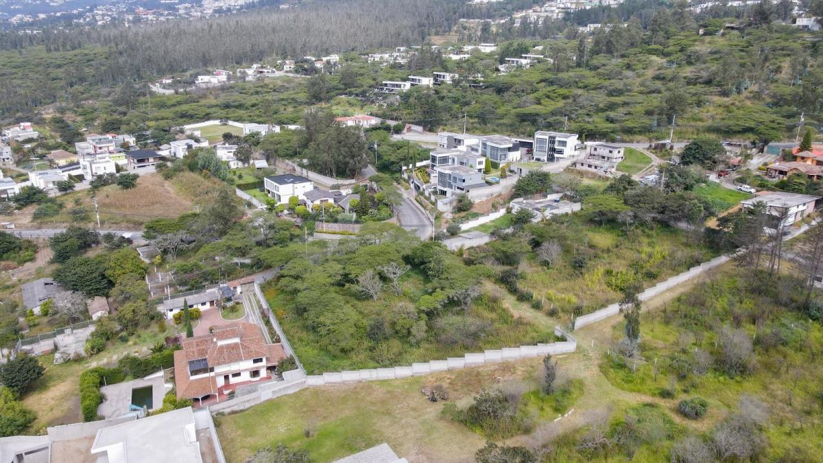 Nayón - Hermoso Terreno Esquinero de 2.533.91 m² — imagen 4