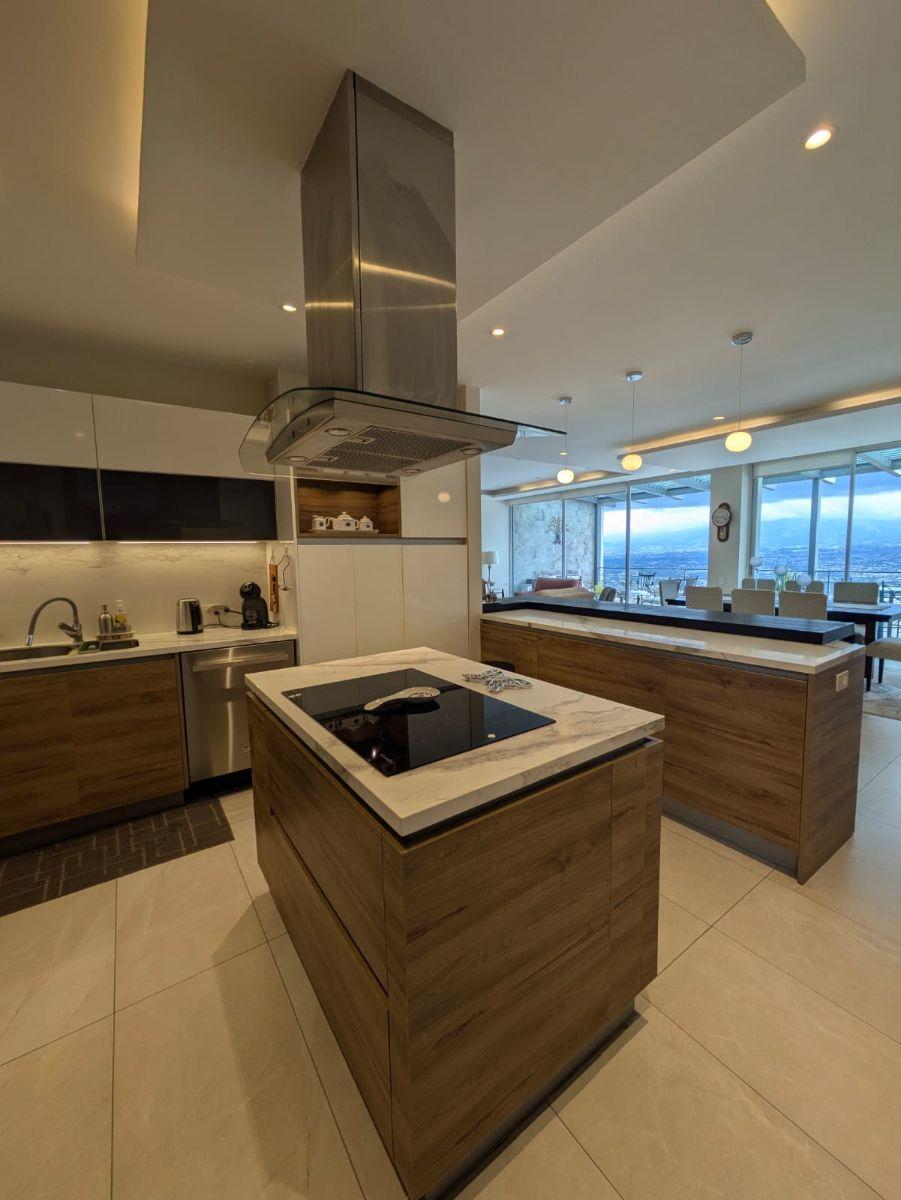 Hermoso Departamento de Venta en San Juan de Cumbaya — imagen 3