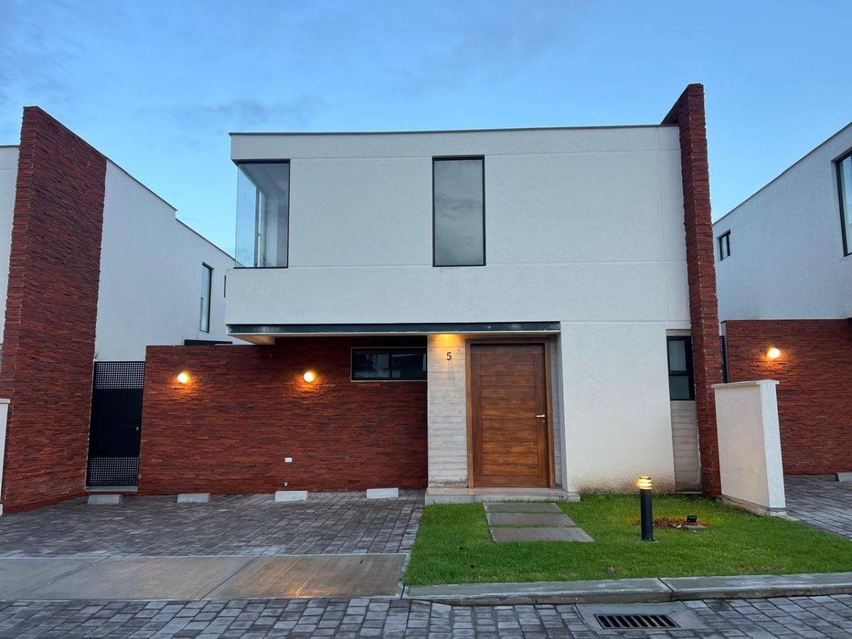 Casa de 220 m² con 3 Habitaciones en Venta en González Suárez — imagen 5