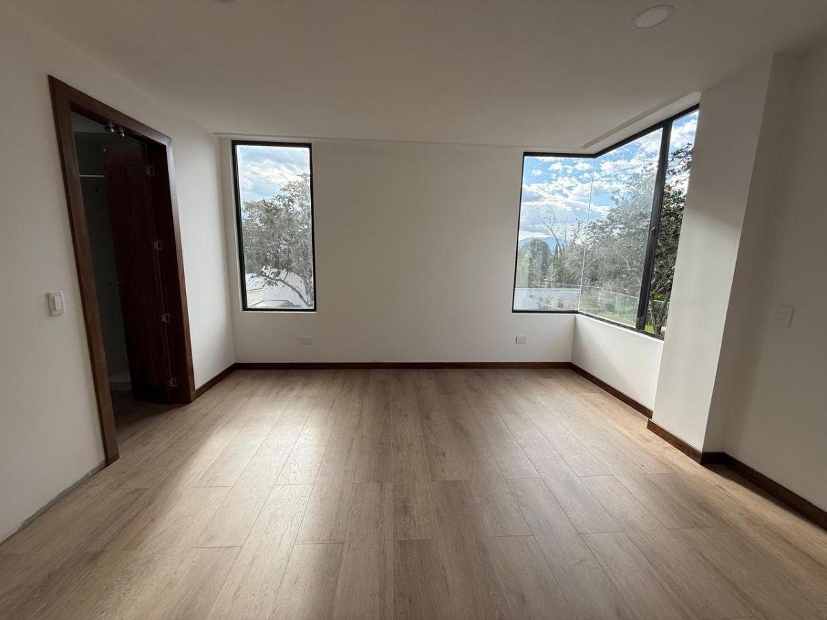 Casa de 220 m² con 3 Habitaciones en Venta en González Suárez — imagen 4