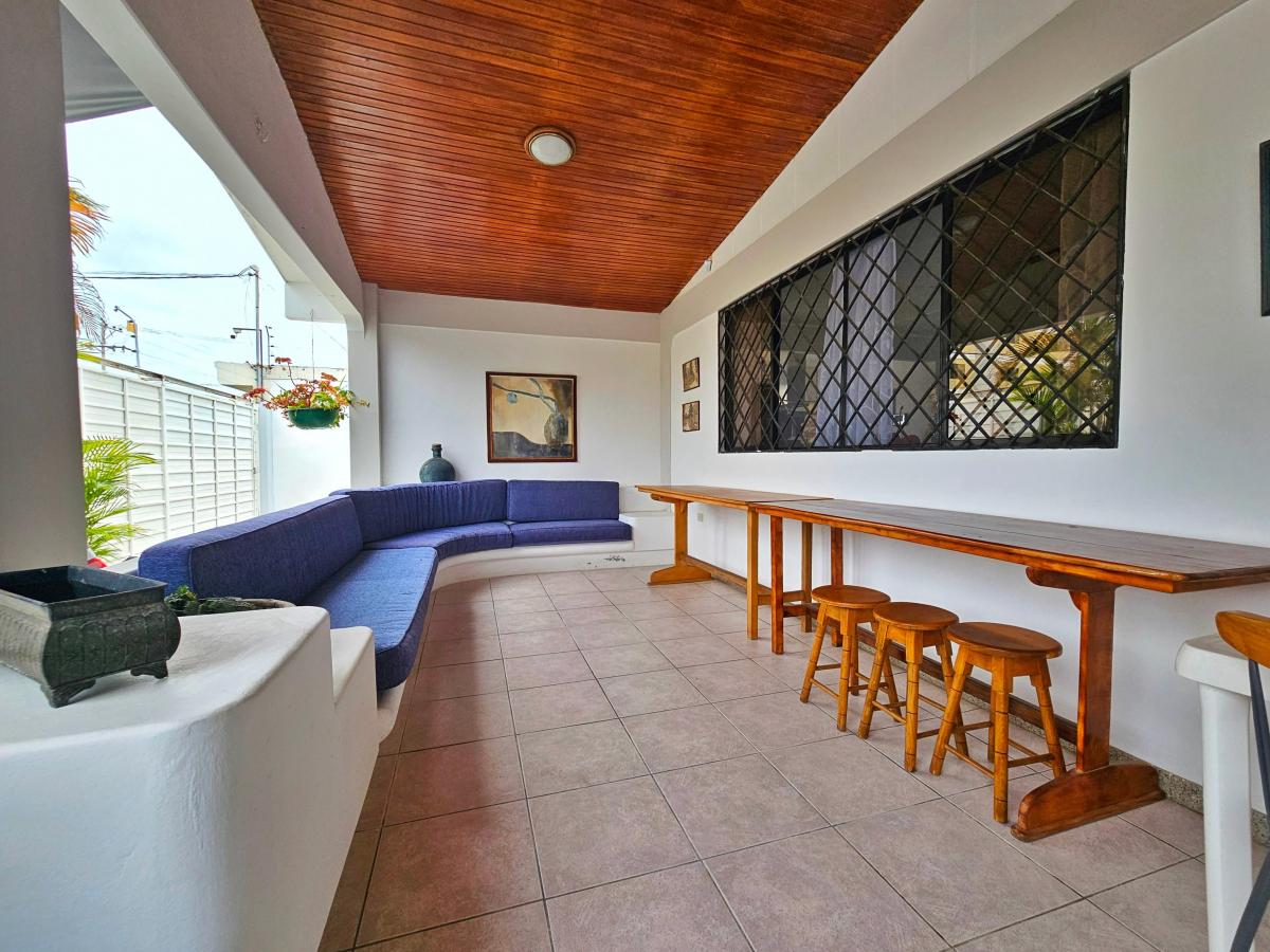 Vendo Hermosa Casa Esquinera Muy Amplia con Piscina y Suites en Chipipe — imagen 3