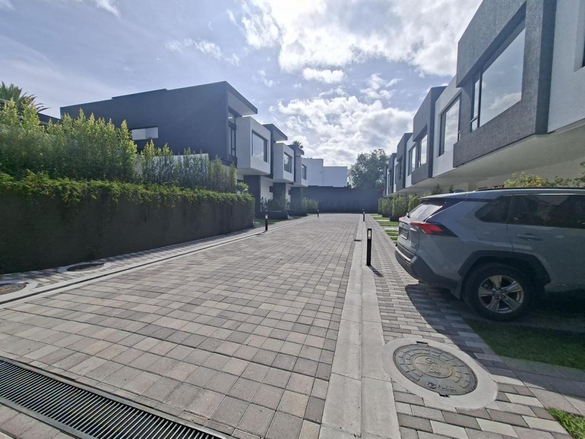 A Estrenar Vendo Moderna Casa en Urbanización Cerrada — imagen 4