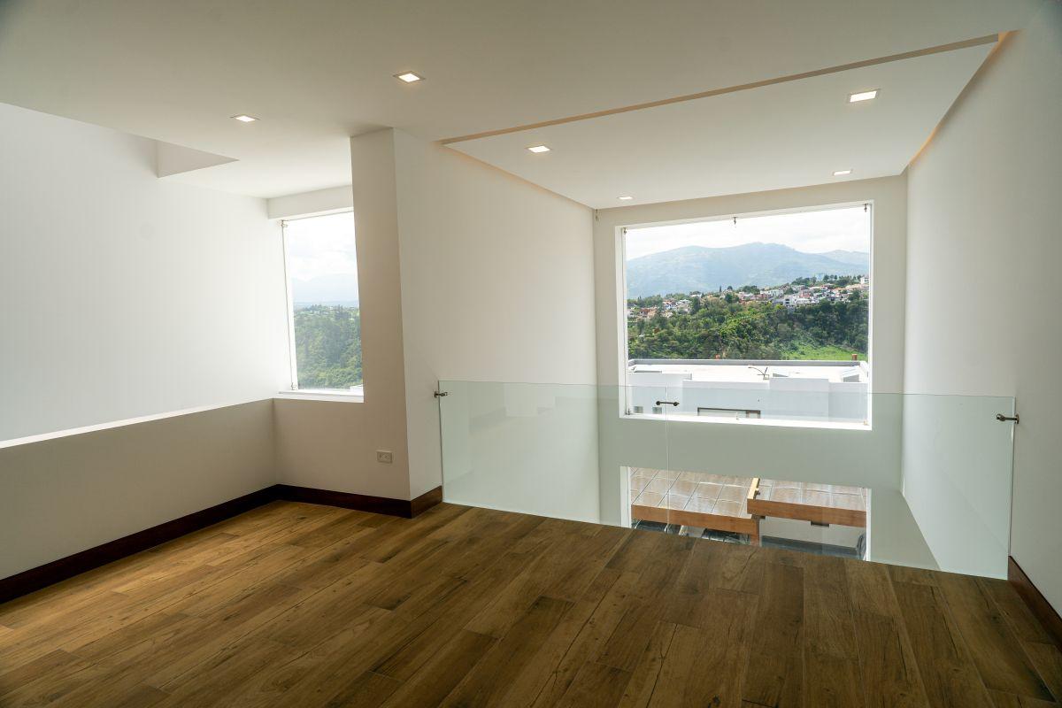 Casa con 5 Habitaciones en Venta en Cumbayá, 588 m² — imagen 3