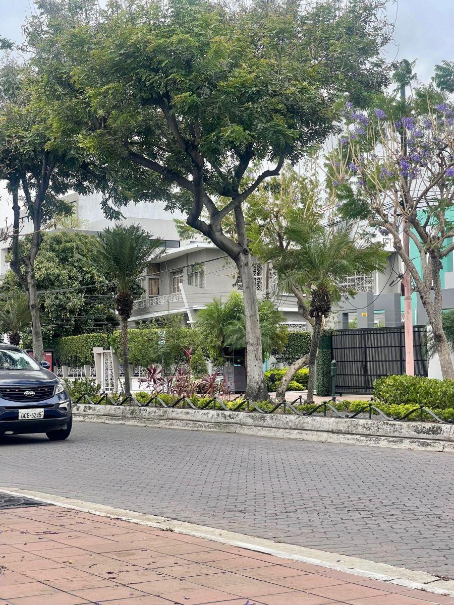 6133. Urdesa Central - Alquilo Casa Comercial, Frente Al Supermaxi 1000 m², $5000, Guayas — imagen 4
