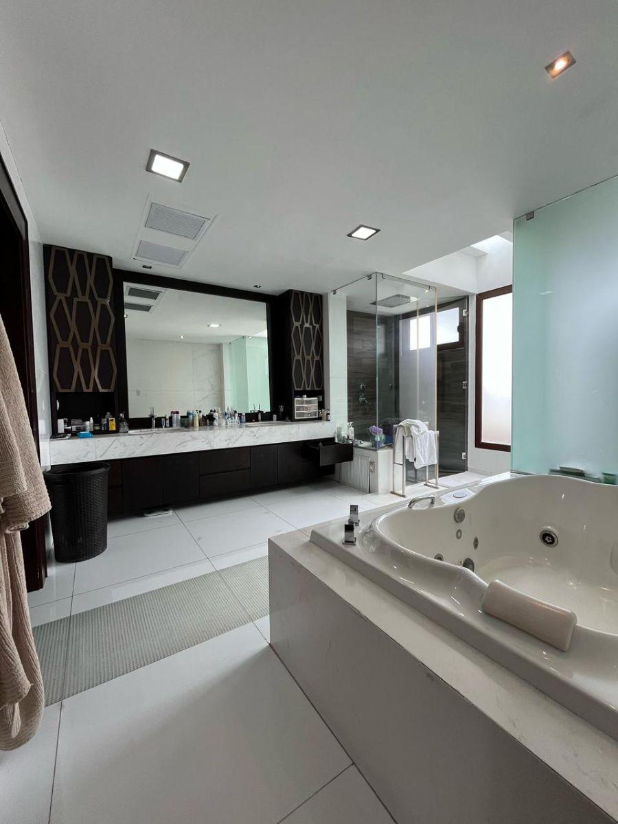 Se Vende Casa con 1000 m² de Terreno y 4 Recámaras en Venta en Samborondón Mocoli Golf N. H, Guayas — imagen 4