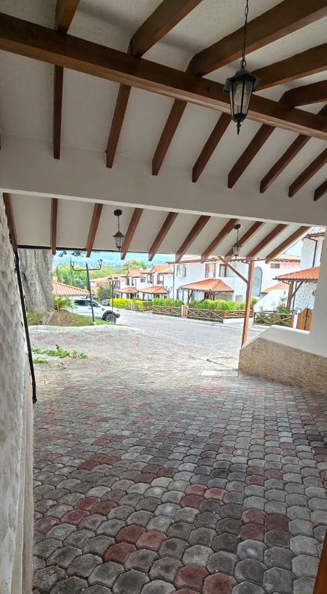 Casa de Venta en Tumbaco Calle El Sauce en con Junto Privado, Junto Al Ventura Mall — imagen 3