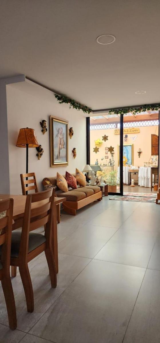 Vendo Casa Independiente Al Interior de un Edificio - La Primavera — imagen 3
