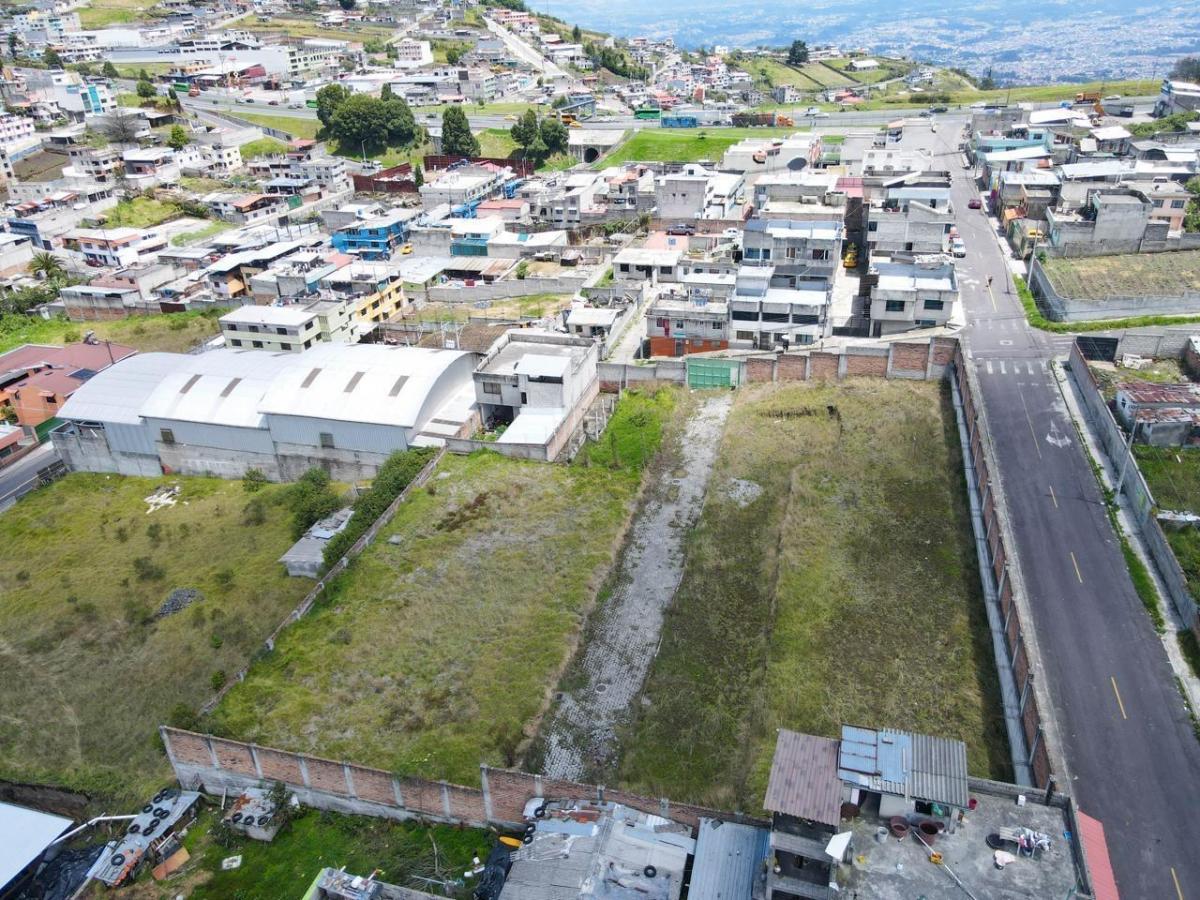 Espacio, Ubicación y Proyección: Terreno Único a Pasos de La Av Simón Bolívar — imagen 4