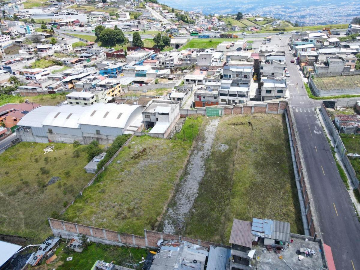 Espacio, Ubicación y Proyección: Terreno Único a Pasos de La Av Simón Bolívar — imagen 3