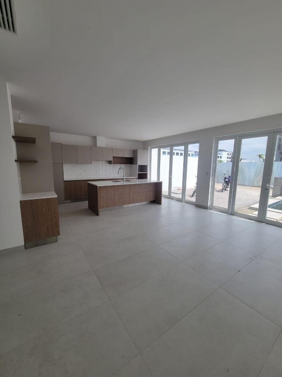 En Venta Lujosa Casa de Estreno en Aires Norte, Vía a Samborondón, Guayas — imagen 4