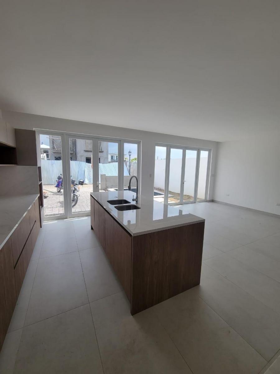 En Venta Lujosa Casa de Estreno en Aires Norte, Vía a Samborondón, Guayas — imagen 3