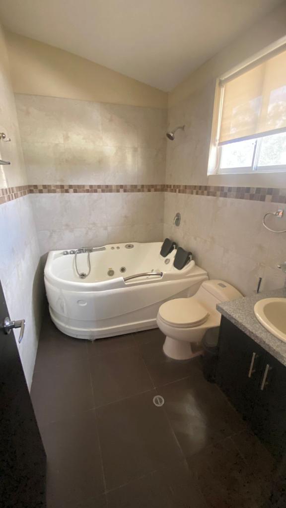 Se Vende Linda Casa de 3 Dorm. con Patio y Terraza en El Condado — imagen 5