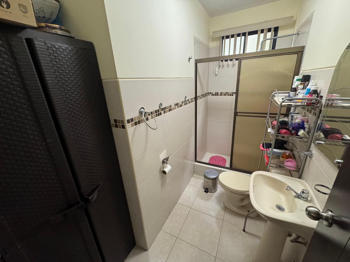 En Venta Casa de 5 Dorm. con Jacuzzi en Urb. La Romareda. Guayas — imagen 4