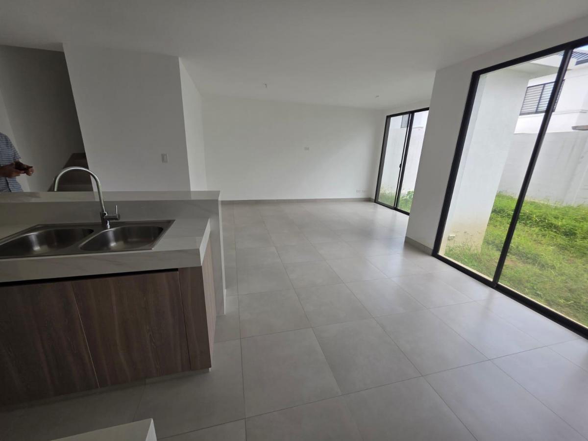 Casa en Venta Excelente Precio y de Estreno Urb. Bosques Alba del Bosque, Km. 18 Via a La Costa, Guayas — imagen 4