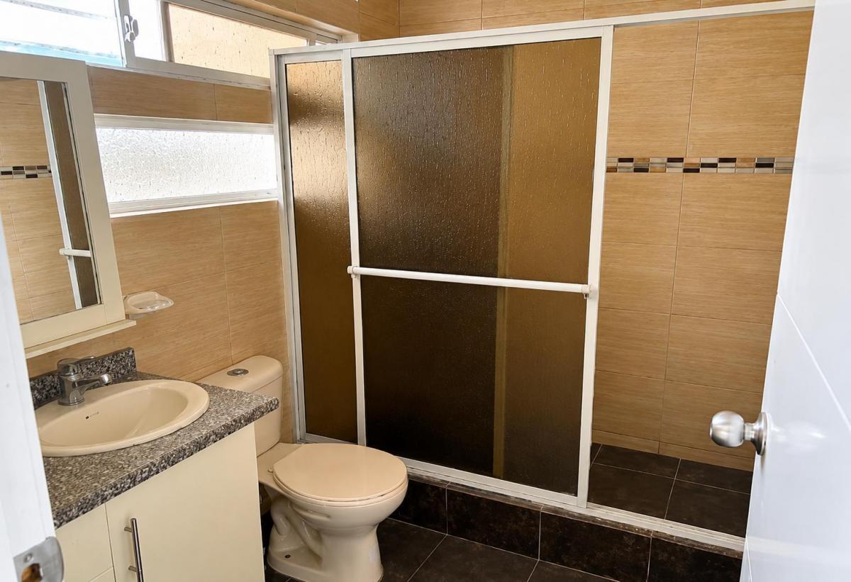 Casa Esquinera de 3 Dorm. con Garaje y Terraza en Caranqui, Imbabura — imagen 5