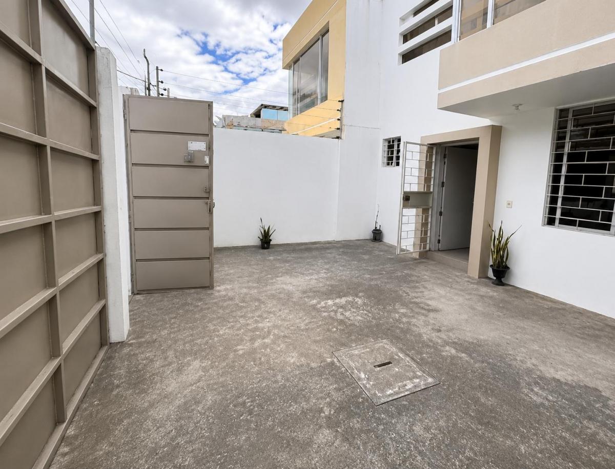 Casa Esquinera de 3 Dorm. con Garaje y Terraza en Caranqui, Imbabura — imagen 3