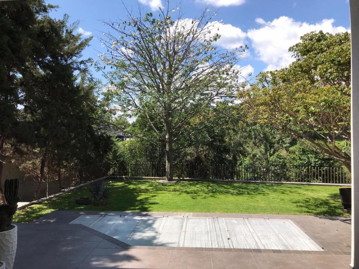 Bellísima Casa con Extensos Jardines, Piscina Ubicada en El Centro de Cumbayá — imagen 4