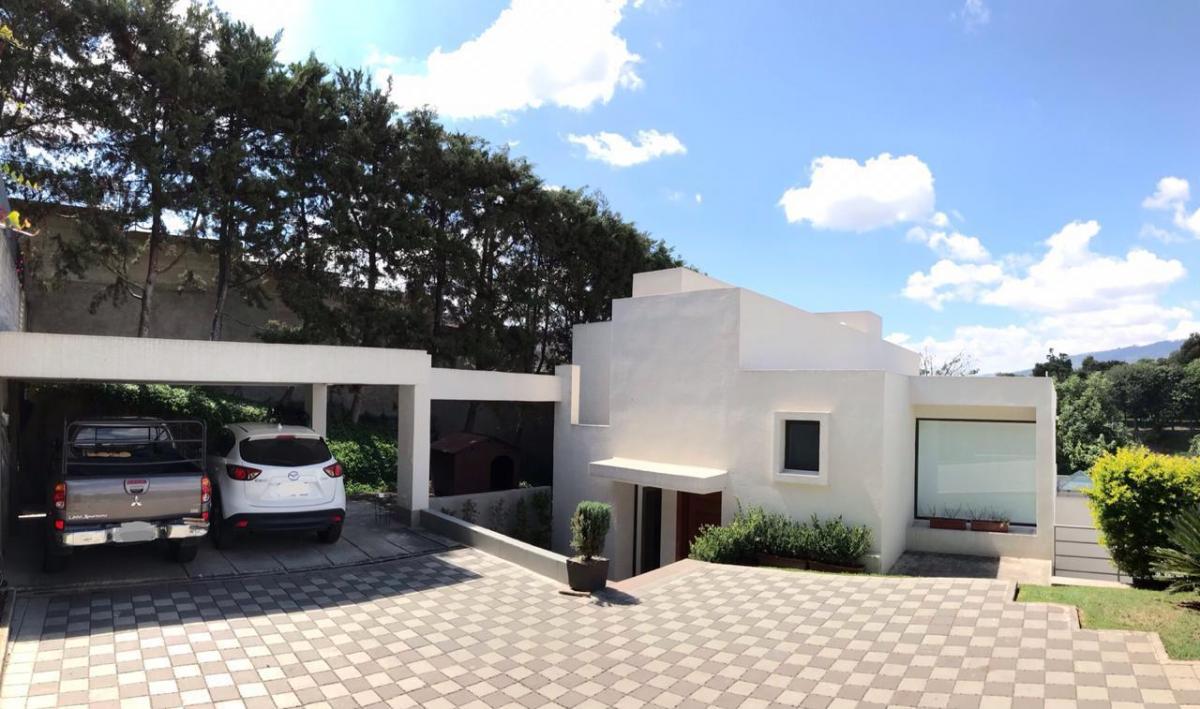 Bellísima Casa con Extensos Jardines, Piscina Ubicada en El Centro de Cumbayá — imagen 3