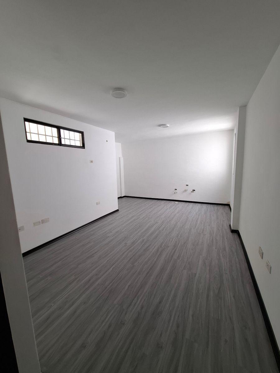 Ceibos Norte: en Venta Impecable Casa Remodelada de 4 Habitaciones con Patio y Terraza, Guayas — imagen 4