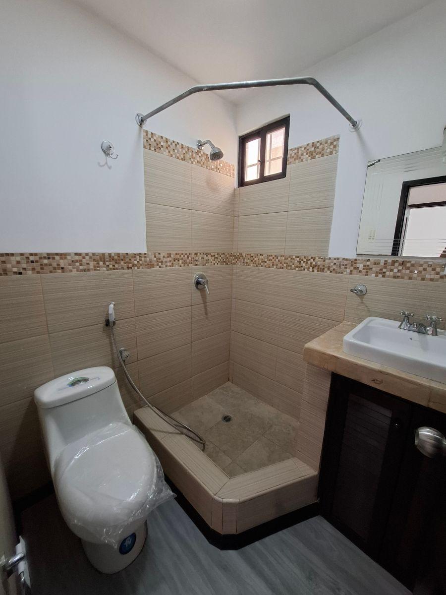 Ceibos Norte: en Venta Impecable Casa Remodelada de 4 Habitaciones con Patio y Terraza, Guayas — imagen 3